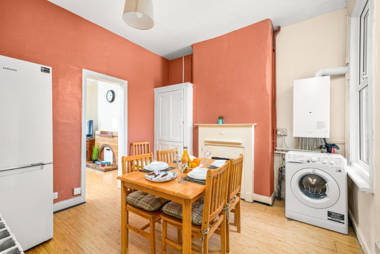 Homely 4-Bedroom Home With 2 Baths & Free Parking Londra Dış mekan fotoğraf
