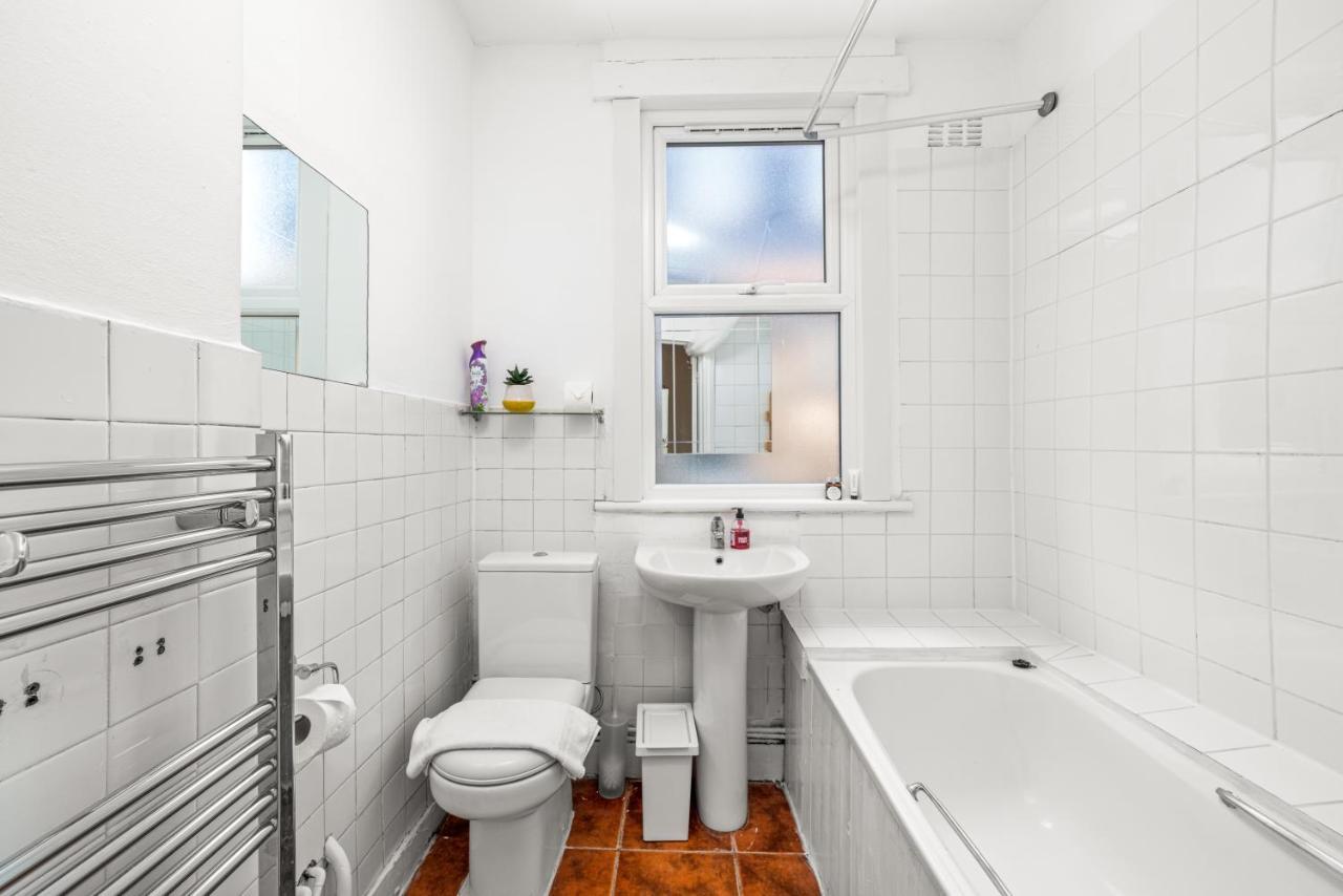 Homely 4-Bedroom Home With 2 Baths & Free Parking Londra Dış mekan fotoğraf